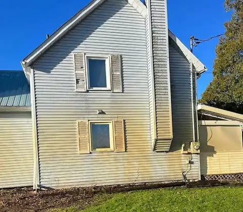 a dirty house that needed to be cleaned located in Morrisburg, Ontario