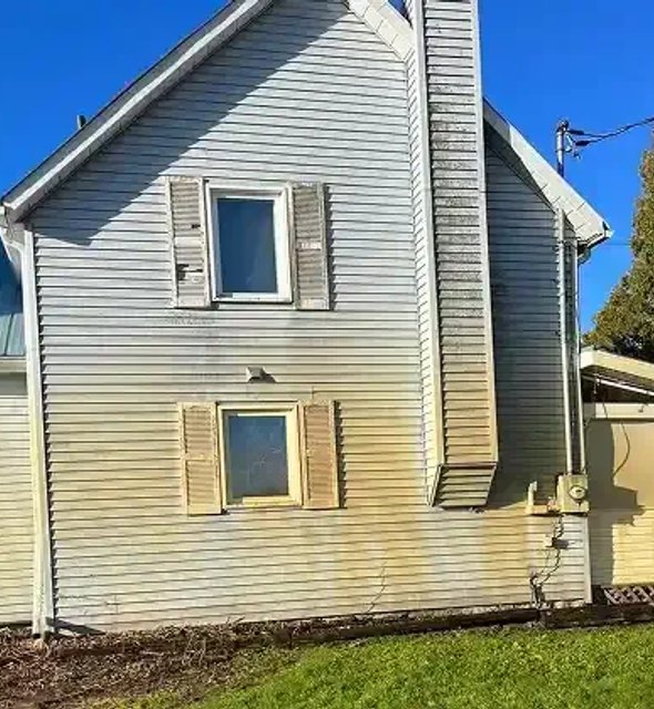 a dirty house that needed to be cleaned located in Kemptville, Ontario
